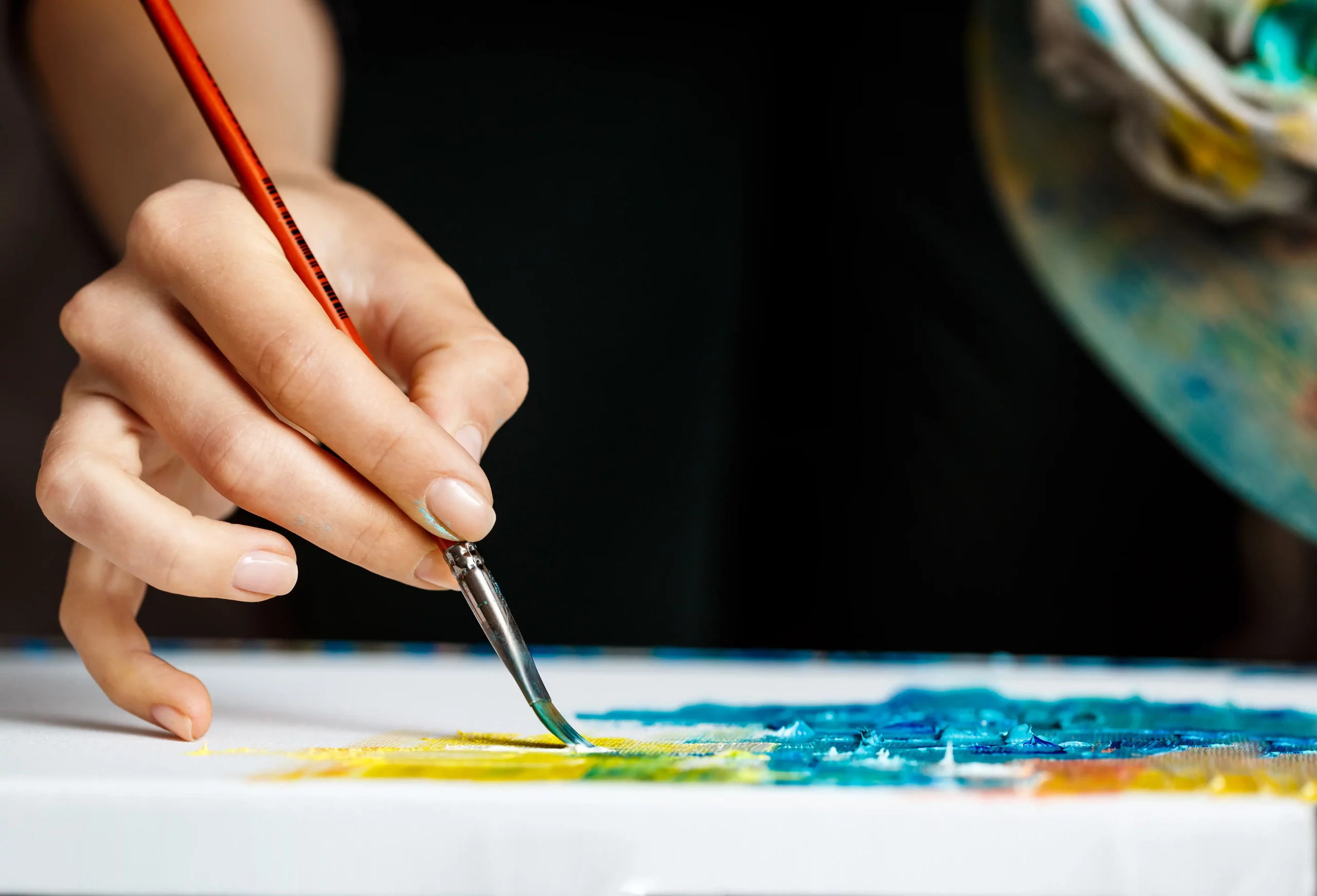 cerca-mujer-dibujando-pinturas-al-oleo-sobre-lienzo copia
