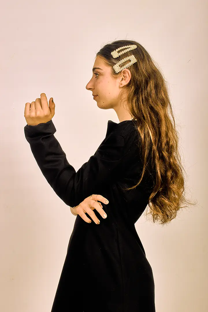 Ejercicio de Estilismo: Proyecto de autor. Chaqueta sastre asimétrica combinada con un top lencero pintado a mano. Alumna Laura Coto.