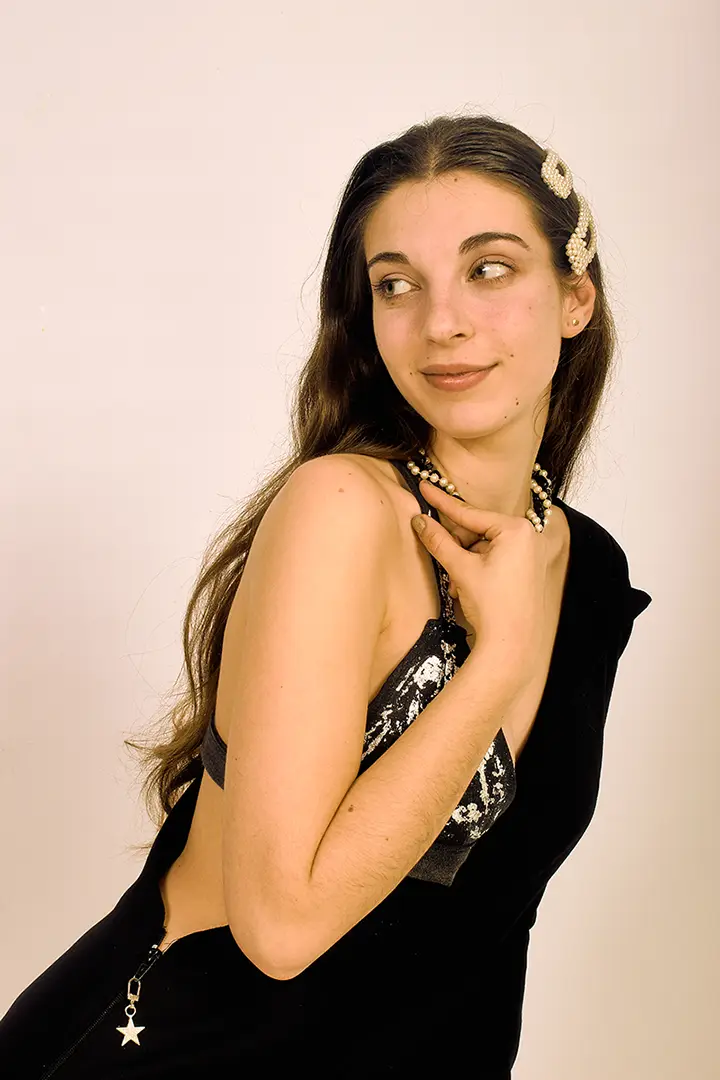 Ejercicio de Estilismo: Proyecto de autor. Chaqueta sastre asimétrica combinada con un top lencero pintado a mano. Alumna Laura Coto.